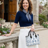 Catholight Eleganza Sacra: Borsa in Pelle Blu e Bianca per la Devozione